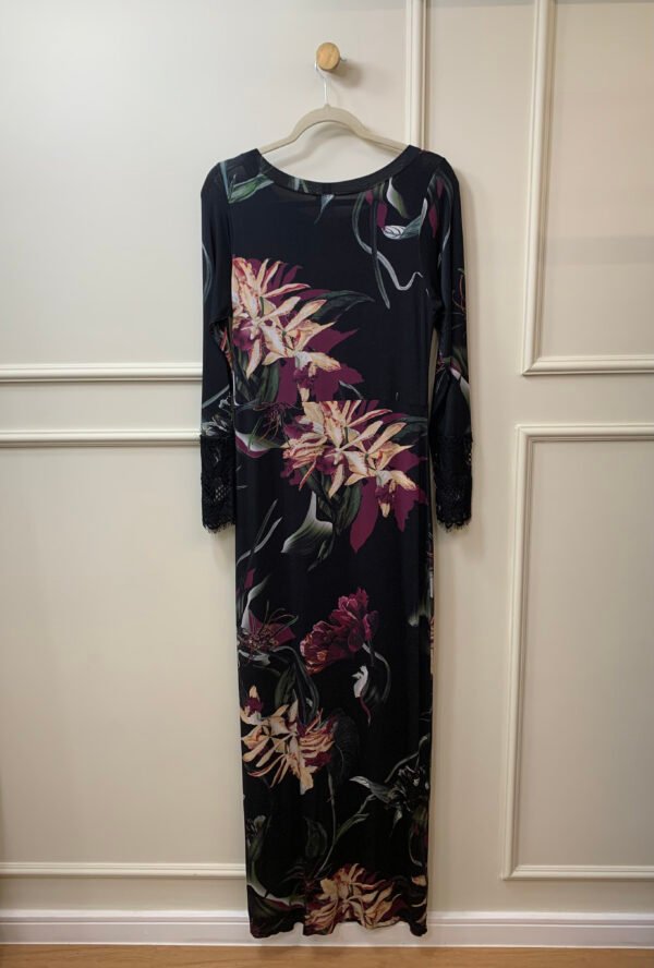 VESTIDO PRETO LONGO COM ESTAMPA E FENDA AGILITA GG - Image 2