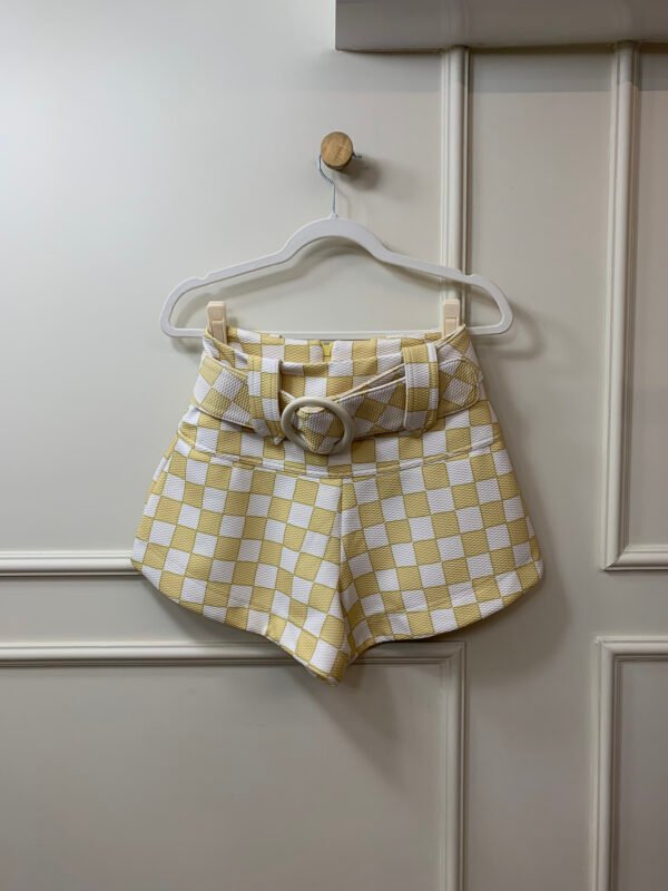 SHORT FUNDO OFFWHITE COM AMARELO CINTO FIVELA ANIMALE P