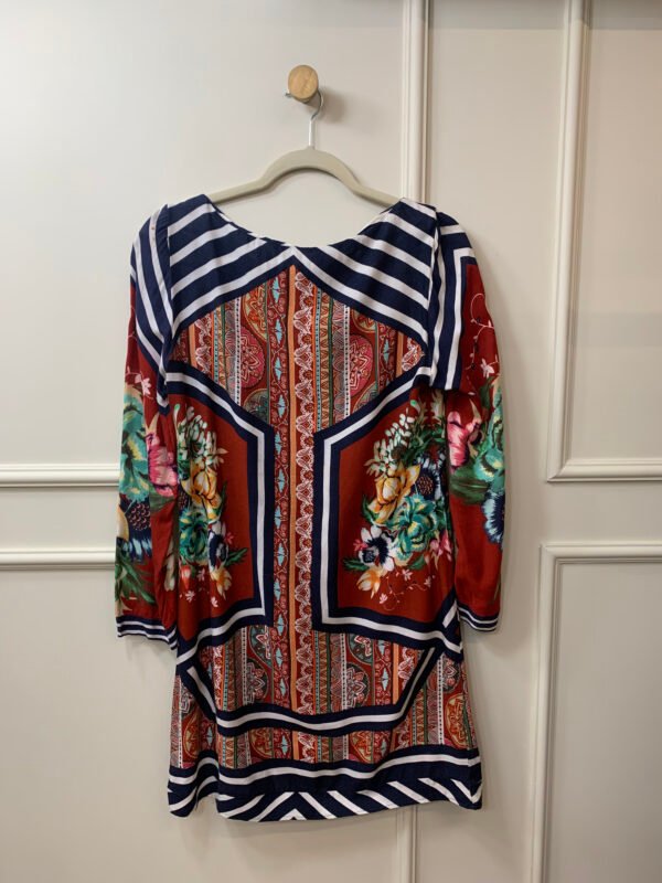 VESTIDO ESTAMPADO FUNDO VINHO FLORES FARM M - Image 2