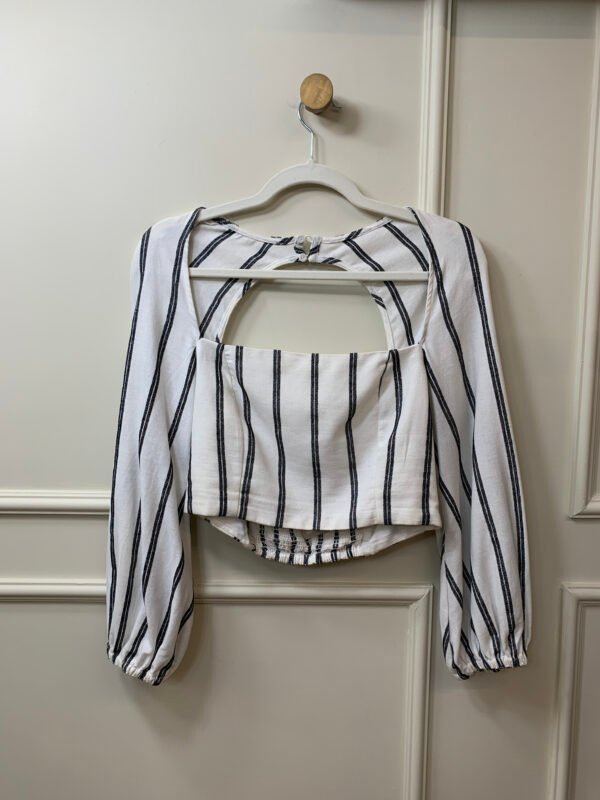 BLUSA CROPPED LISTRADA BRANCA E PRETO LASTEX NAS COSTAS DRESS TO M