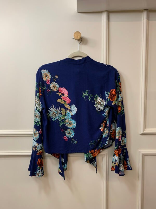 BLUSA CROPPED AZUL COM ESTAMPA FLORES MANGA LONGA HAGLER P - Image 2