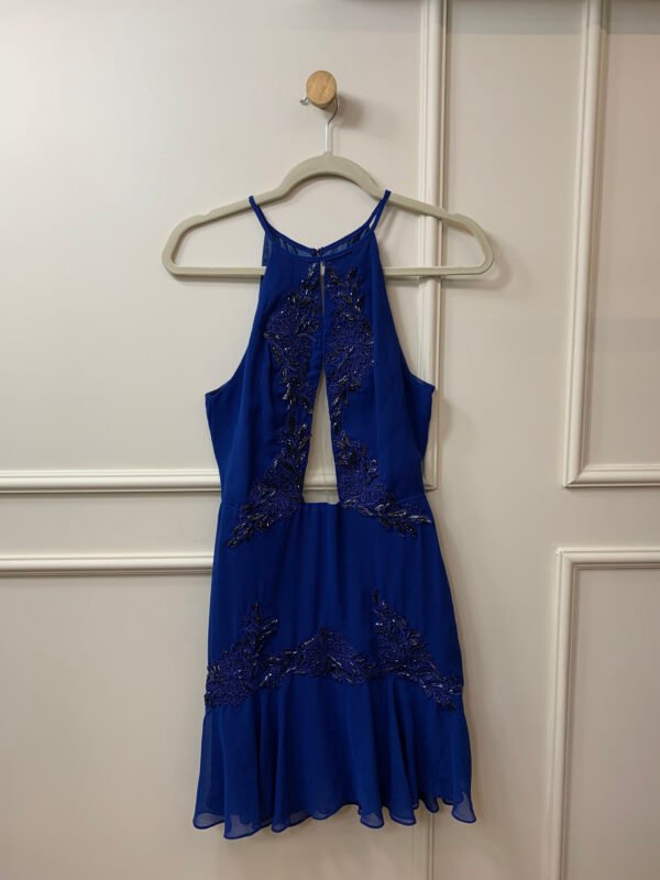 VESTIDO AZUL COM BORDADO E APLICAÇÃO NA FRENTE LITT 40