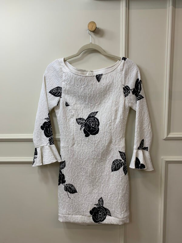 VESTIDO BRANCO FLORES PRETAS TEXTURIZADO AGILITA P