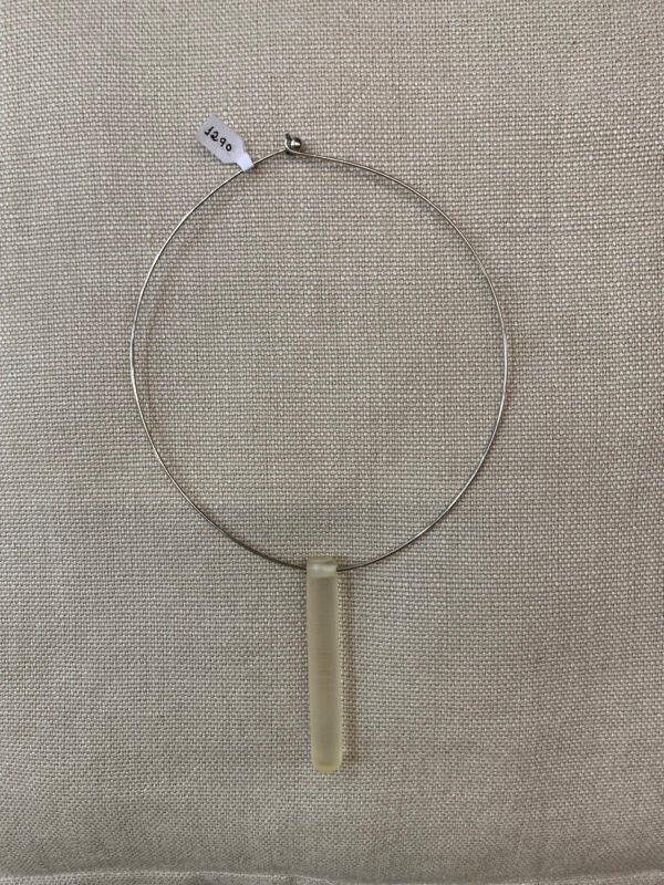 CHOKER COM PINGENTE PRATEADA