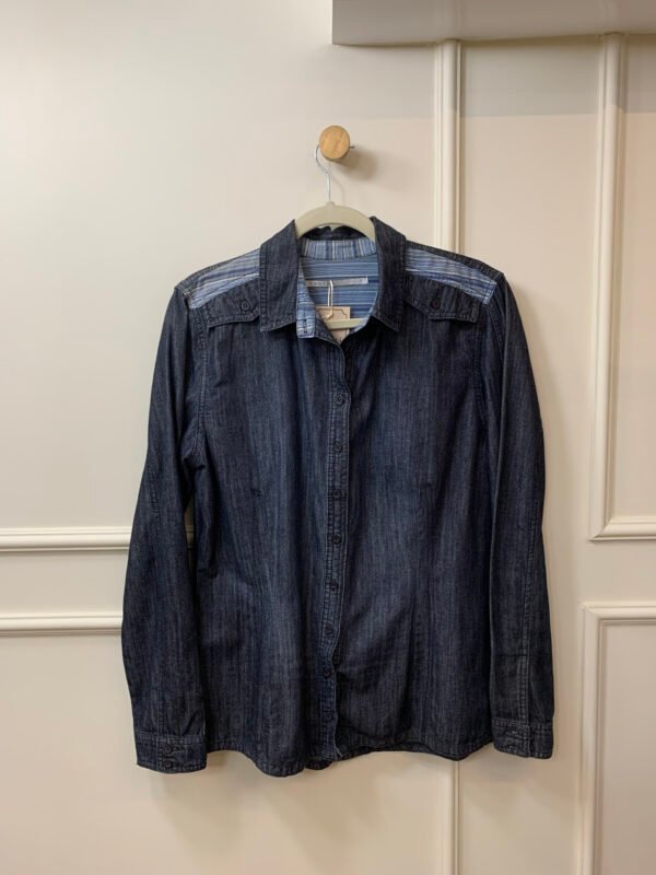 CAMISA JEANS COM DETALHE NO OMBRO CANTÃO 44