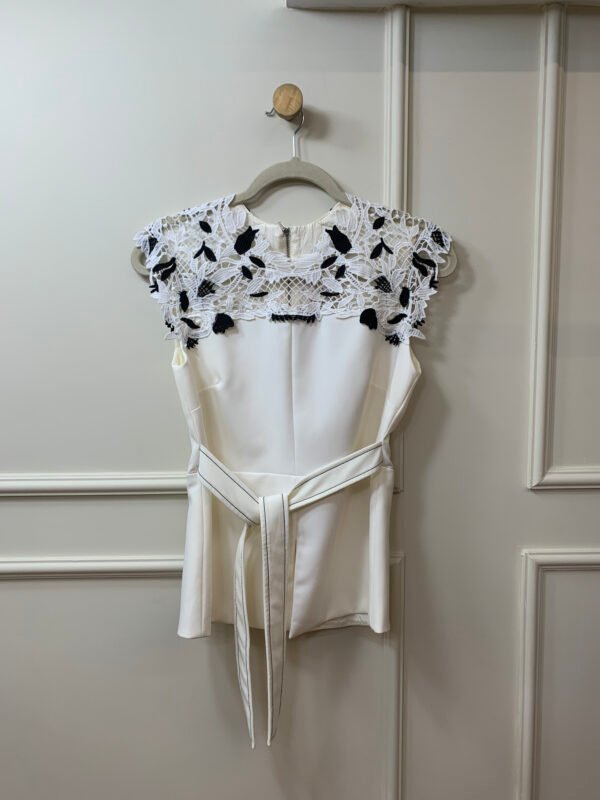 BLUSA BRANCA COM RENDAE CINTO FRONTAL UNIQUE CHIQUE P