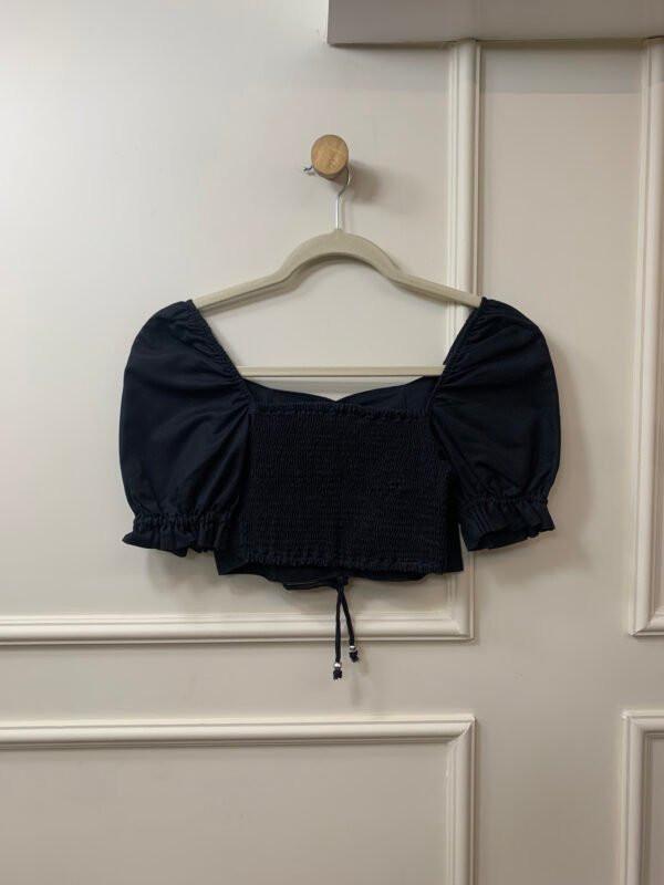 BLUSA CROPPED PRETA COM LASTEX NAS COSTAS E DETALHE NA FRENTE LETIH P - Image 2