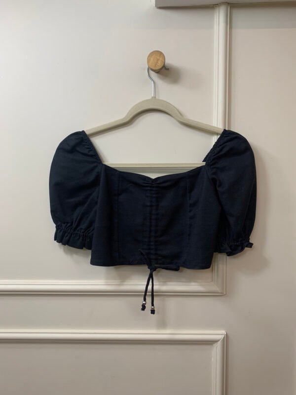BLUSA CROPPED PRETA COM LASTEX NAS COSTAS E DETALHE NA FRENTE LETIH P
