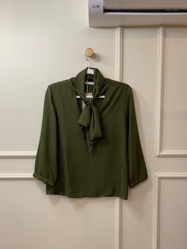 BLUSA VERDE MUSGO MANGA COMPRIDA LAÇO NO PESCOÇO SANTA FIORI P