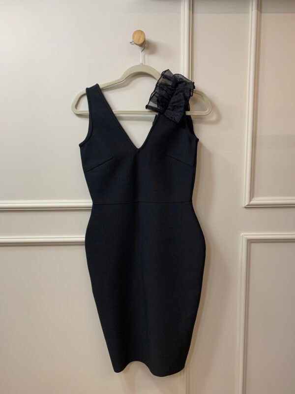 VESTIDO PRETO ACINTURADO COM DETALHE NO OMBRO G