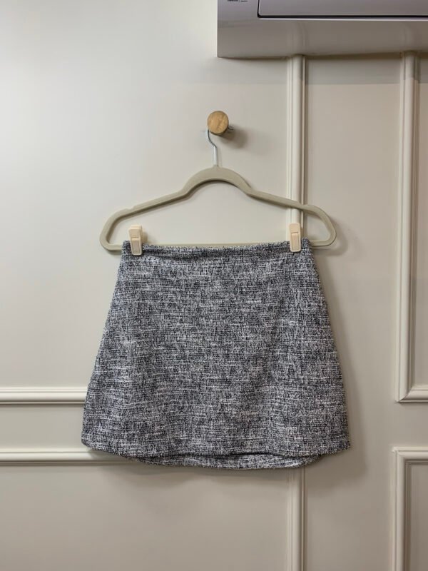 CONJUNTO TWEED CINZA MESCLA BLUSA BOTÕES E SAIA LOJA 3 P/M - Image 2