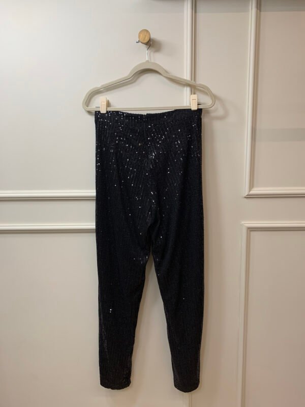 CONJUNTO PRETO PAETÊ TOP E CALÇA LOJA 3 M/G - Image 4
