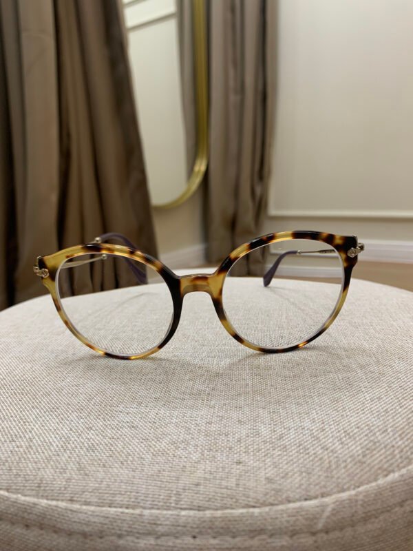 ÓCULOS ARMAÇÃO TARTARUGA CLARA DETALHES EM DOURADO MIU MIU