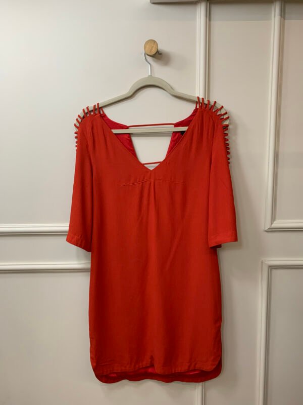 VESTIDO VERMELHO DETALHE OMBROS ANIMALE 36
