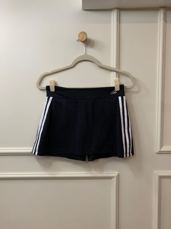 SAIA PRETA COM SHORT EMBAIXO ADIDAS M VESTE P