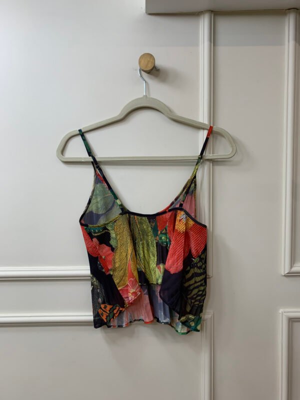 BLUSA CROPPED PRETA ESTAMPA FLORES FARM P - Image 2
