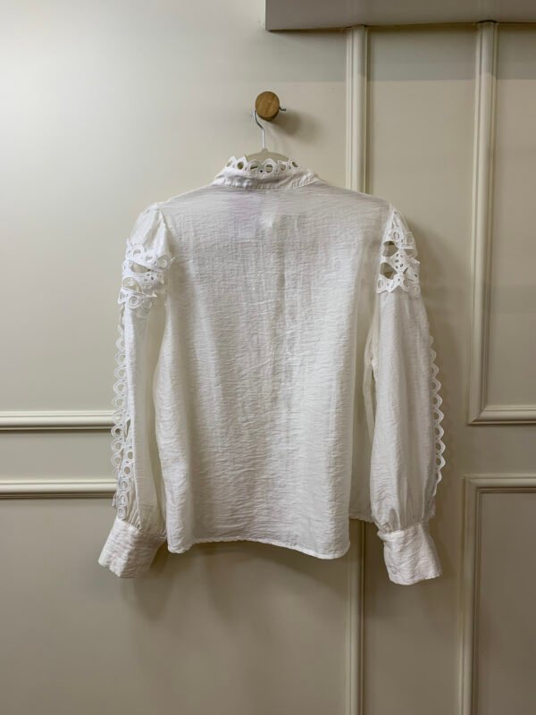 BLUSA BRANCA BOHO COM RENDA E  BOTOES LA CHOCOLE G - Image 2