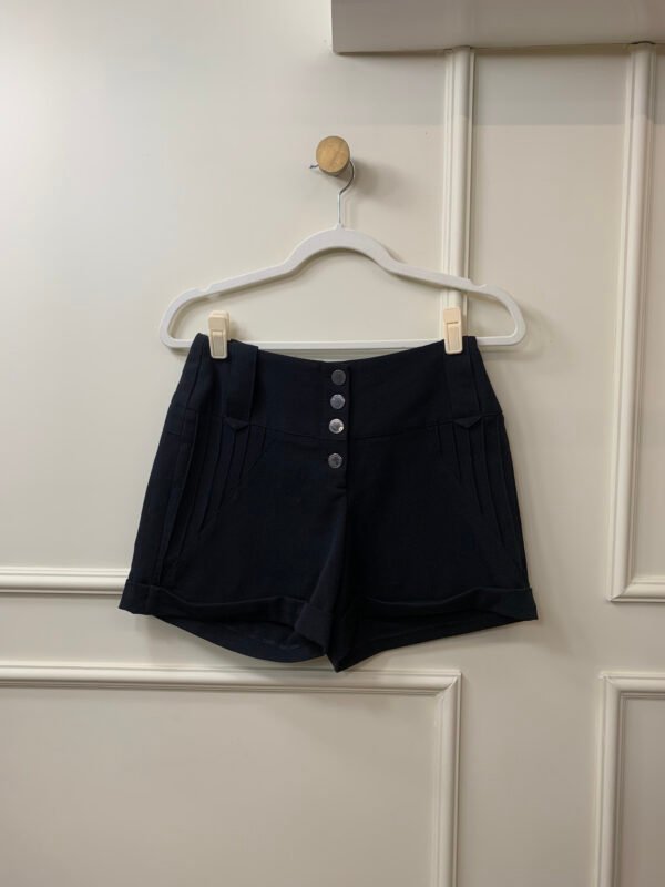 SHORT PRETO COM BOTOES FRONTAIS LE LIS BLANC 36