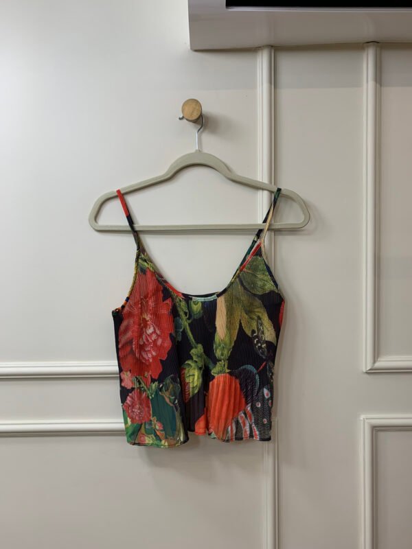 BLUSA CROPPED PRETA ESTAMPA FLORES FARM P