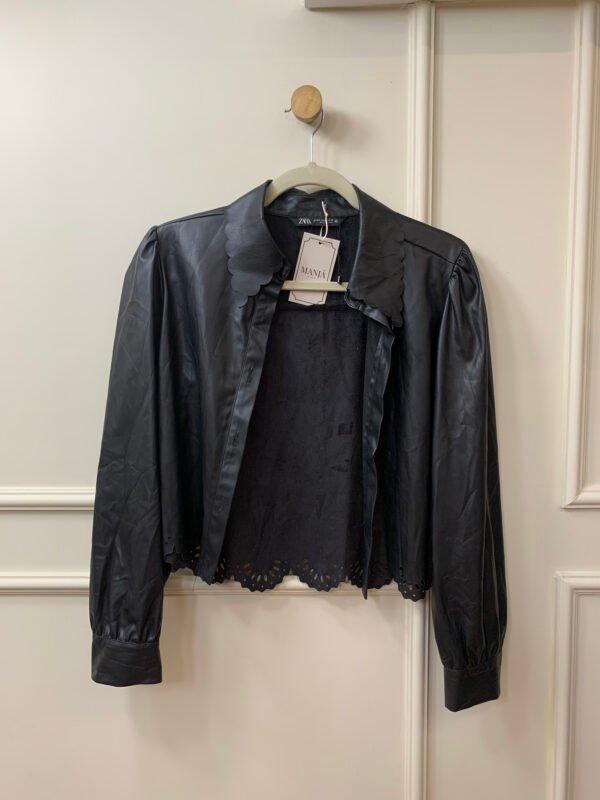 BLUSA COURINO BOTOES DETALHES NA BARRA ZARA M