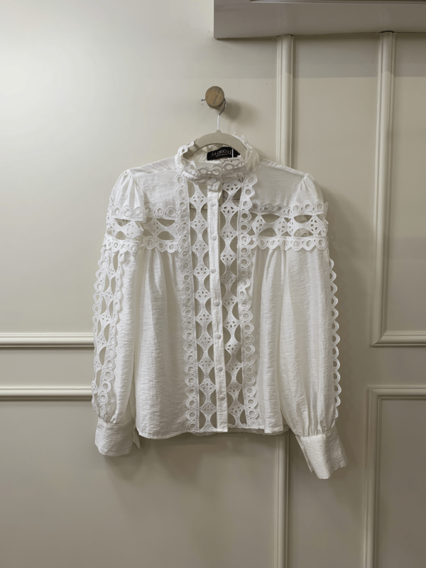 BLUSA BRANCA BOHO COM RENDA E  BOTOES LA CHOCOLE G