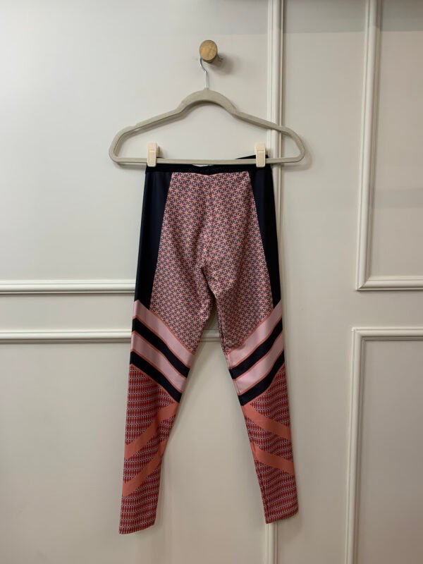 CALCA LEGGING PRETA ESTAMPADA  TRACK E FIELD P - Image 2