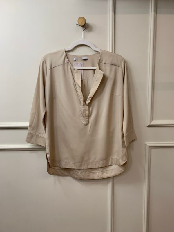 BLUSA BEGE MANGA COMPRIDA SACADA P