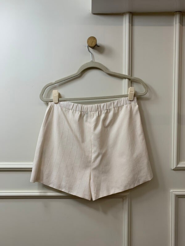 CONJUNTO BLUSA E SHORT BEGE COM DETALHE EM RENDA BATICHE M/G - Image 3