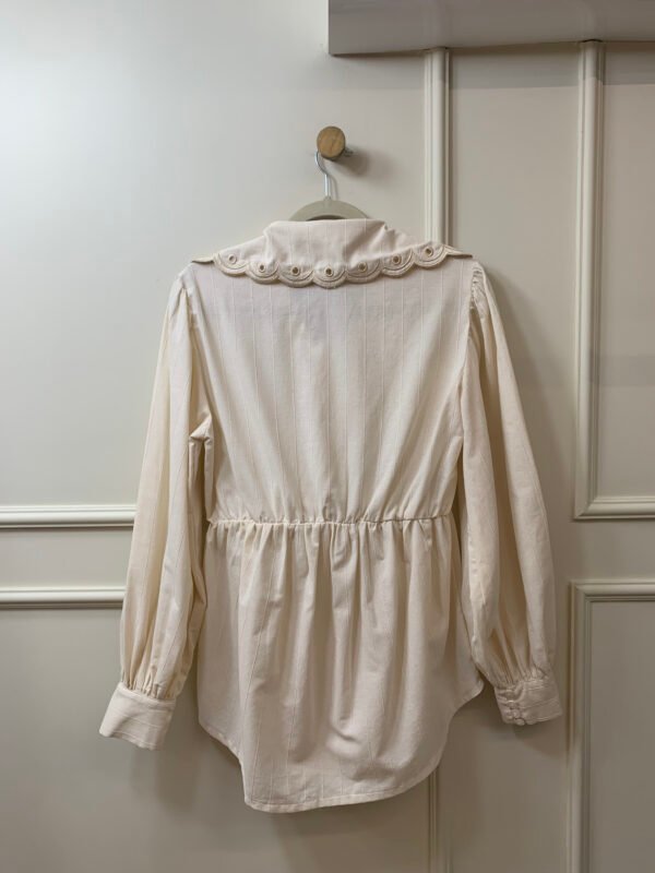 CONJUNTO BLUSA E SHORT BEGE COM DETALHE EM RENDA BATICHE M/G - Image 2
