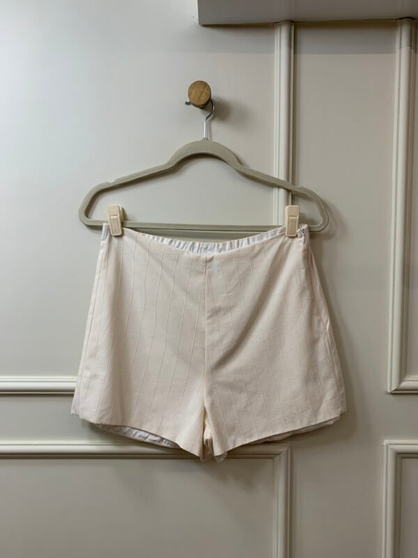 CONJUNTO BLUSA E SHORT BEGE COM DETALHE EM RENDA BATICHE M/G - Image 4