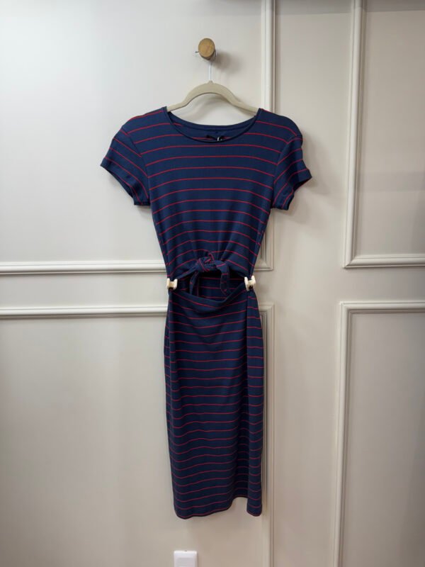 VESTIDO AZUL MARINHO LISTRA VERMELHA CANELADO E AMARRAÇÃO FRONTAL CANTAO P