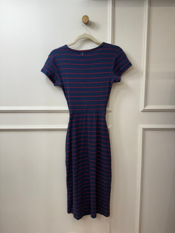 VESTIDO AZUL MARINHO LISTRA VERMELHA CANELADO E AMARRAÇÃO FRONTAL CANTAO P - Image 2