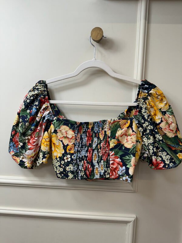 BLUSA CROPPED AZUL MARINHO ESTAMPA FLORAL FARM M - Image 2