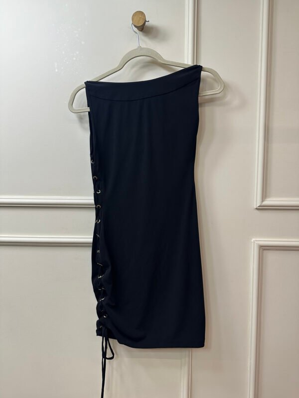 VESTIDO PRETO DETALHE EM DOURADO E CORDAS NA LATERAL CALVIN KLEIN P - Image 2