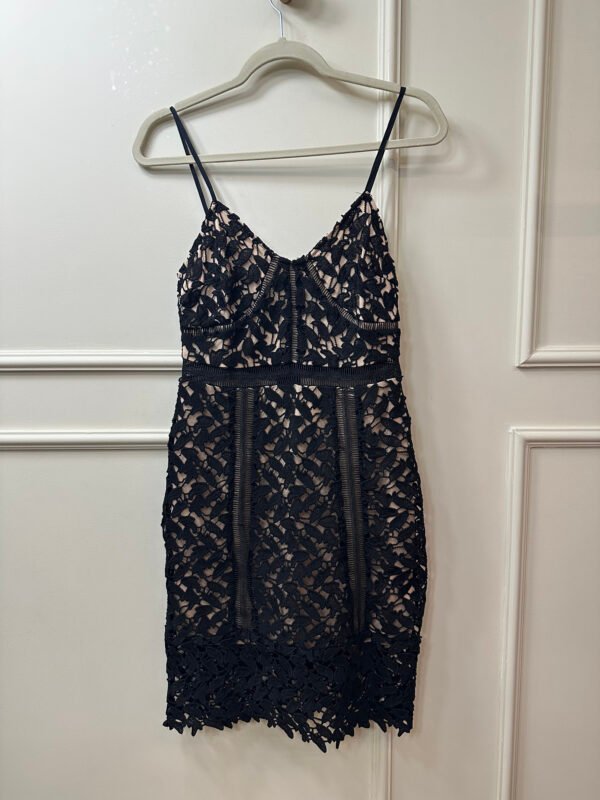 VESTIDO MIDI PRETO RENDADO CHARLOTTE RUSSE M