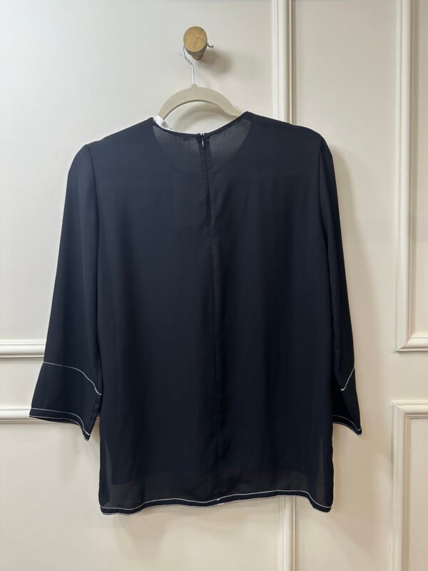 BLUSA PRETA DETALHE EM BOTOES BRANCOS UNIQUE CHIC P - Image 2
